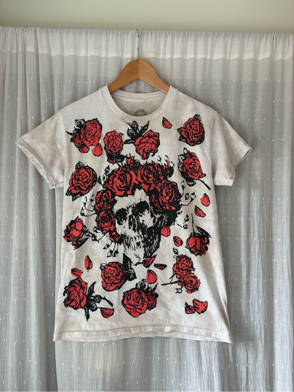 Grateful Dead White Graphic Tee with Red Rose Skull Design